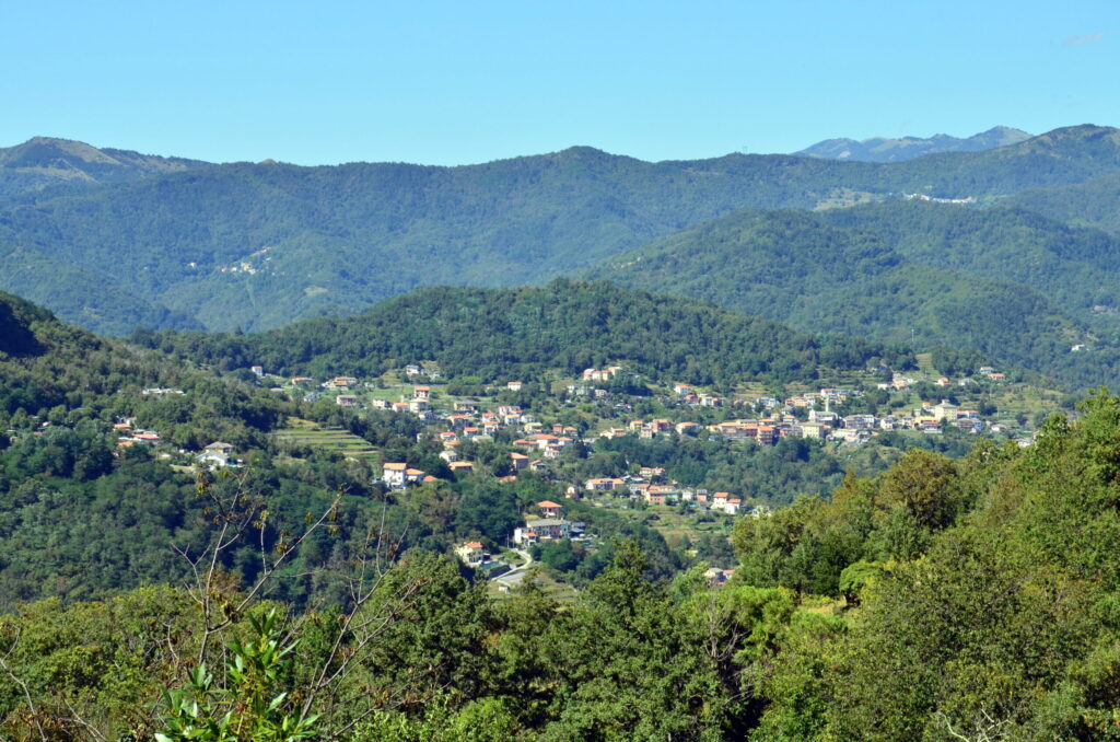 Panorama della Val Fontanabuona dalle alture di Lumarzo, con i borghi sparsi tra i boschi dell'Appennino Ligure