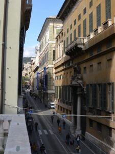 Veduta di Via Balbi a Genova con i palazzi monumentali e Palazzo dell'Università sullo sfondo