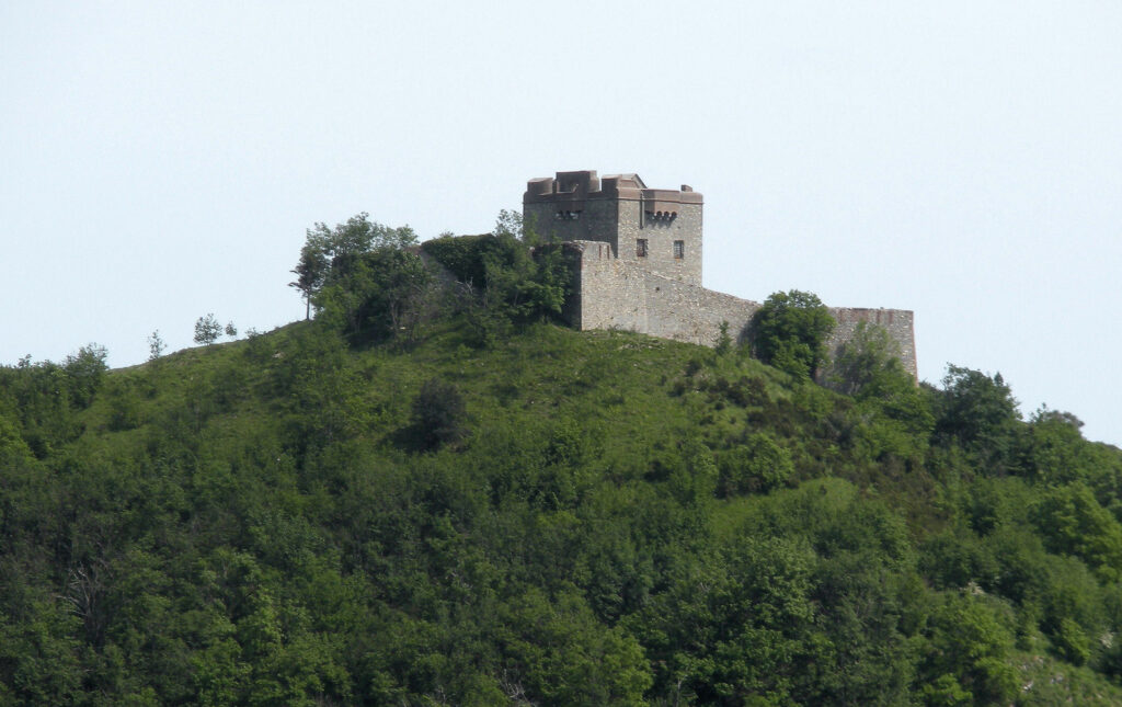 Forte Puin domina le alture verdi di Genova