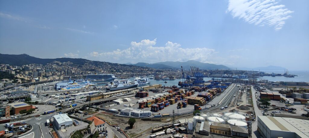 Panorama del porto di Genova con la Lanterna