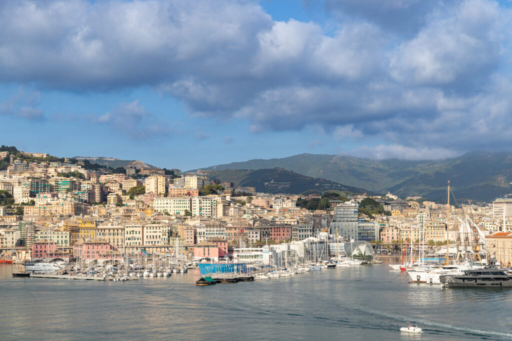 Veduta di Genova dal mare: la città addossata alla collina e il porto
