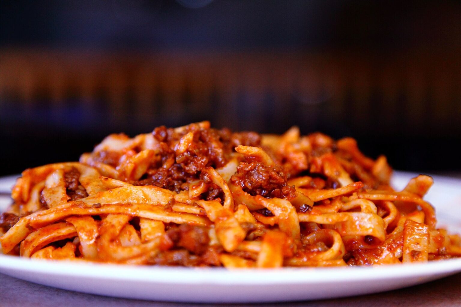 Piatto di pasta fresca con sugo di carne tipico della tradizione