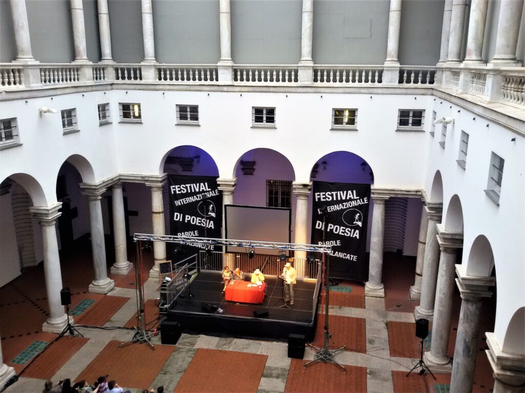 Il Cortile Maggiore di Palazzo Ducale a Genova allestito per un evento serale