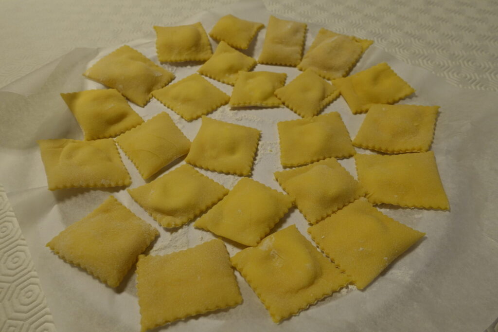 Ravioli liguri fatti a mano infarinati, pronti per la cottura