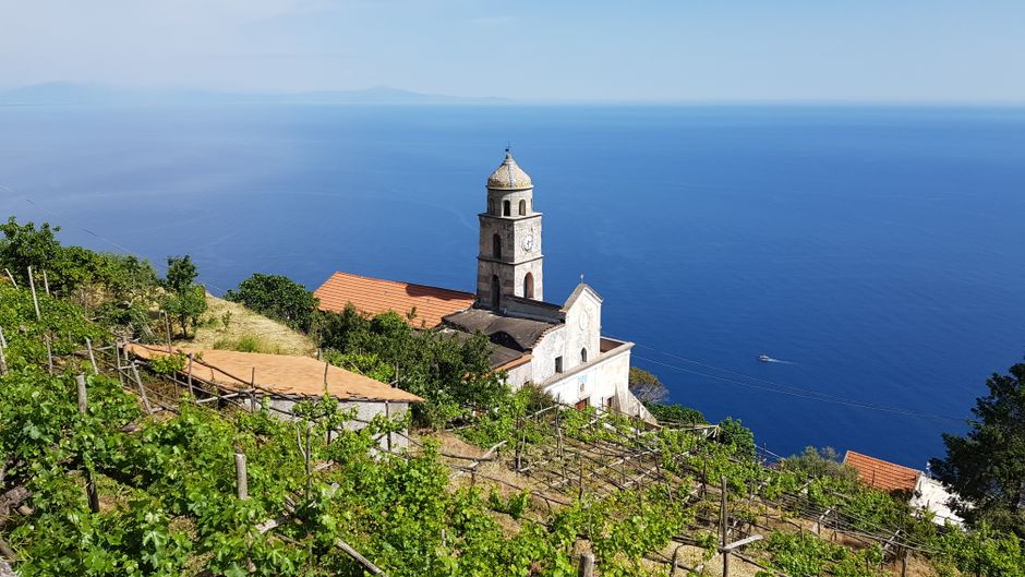 Il borgo di Volastra e i suoi vigneti a picco sul mare