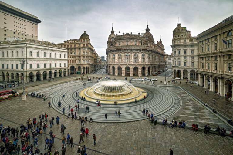 Piazza De Ferrari a Genova con la fontana monumentale e i palazzi storici