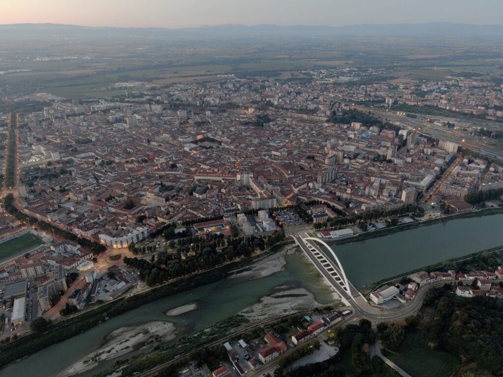 Veduta aerea di Alessandria all'alba con il ponte Meier sul fiume Tanaro