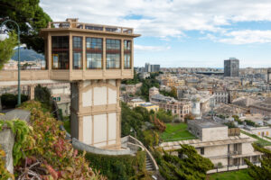 Ascensore pubblico di Castelletto a Genova, la stazione belvedere Liberty sopra il panorama della citta