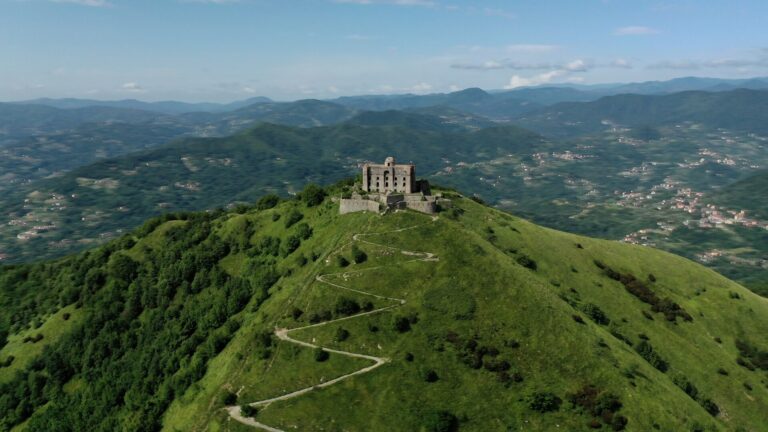 Forte Diamante arroccato sulla vetta con il sentiero e il panorama dell'Appennino ligure sopra Genova