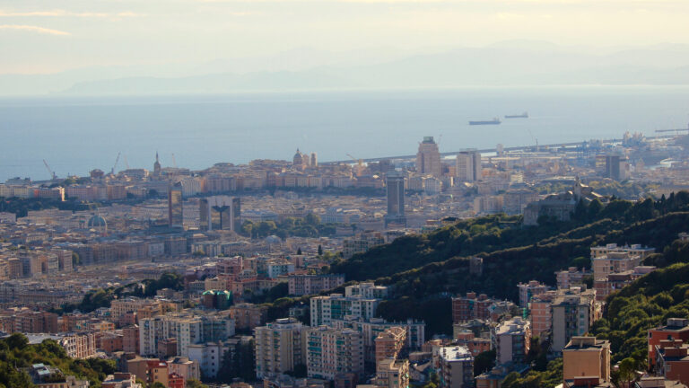 Panorama di Genova affacciata sul mare aperto, porto da cui salparono i piroscafi carichi di emigranti verso le Americhe
