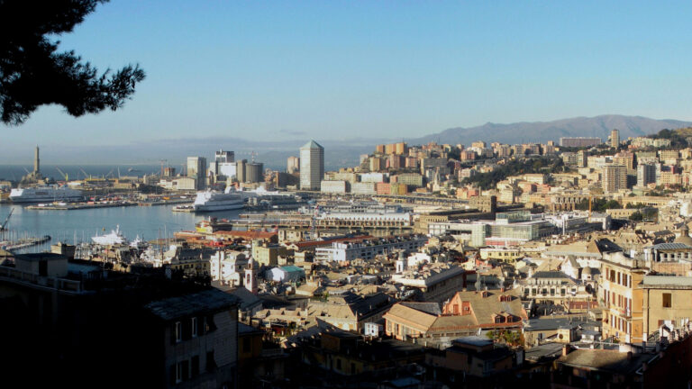 Panorama di Genova dalla Spianata Castelletto con il porto antico e la Lanterna