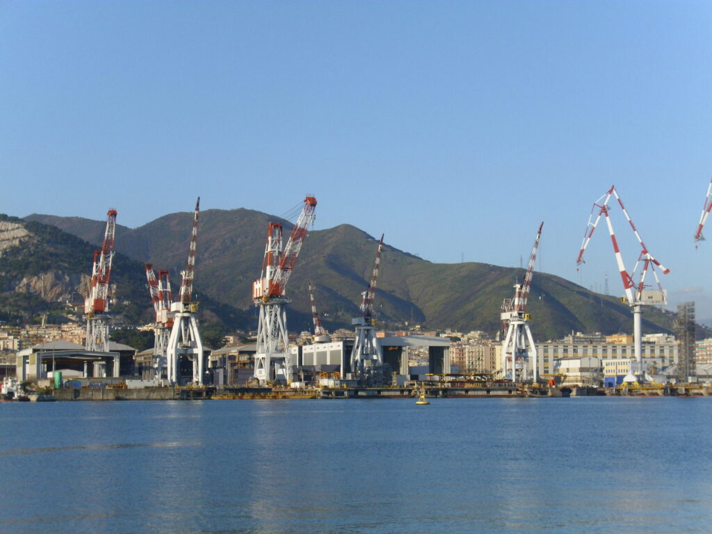 Le gru del cantiere navale di Sestri Ponente lungo il mare a Genova