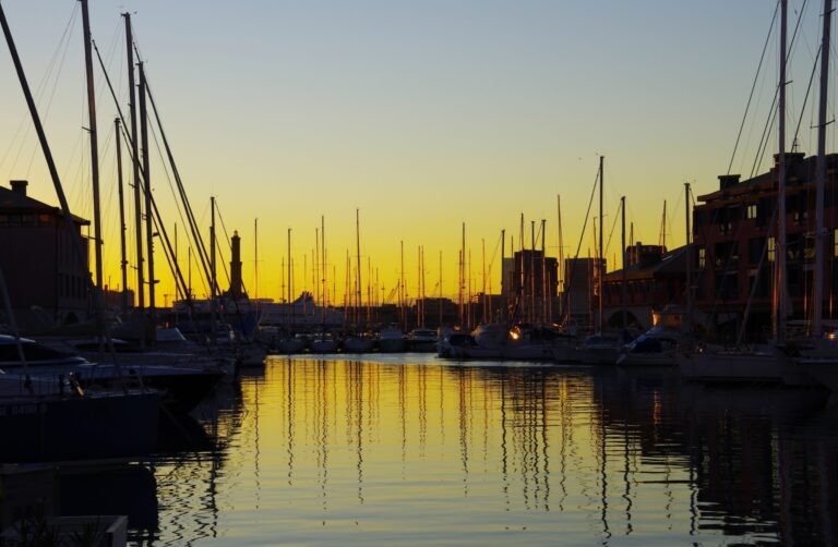 La Lanterna di Genova e il Porto Antico al tramonto