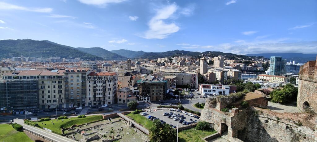 Panorama di Savona visto dal Priamar, con le torri medievali, il porto e le colline