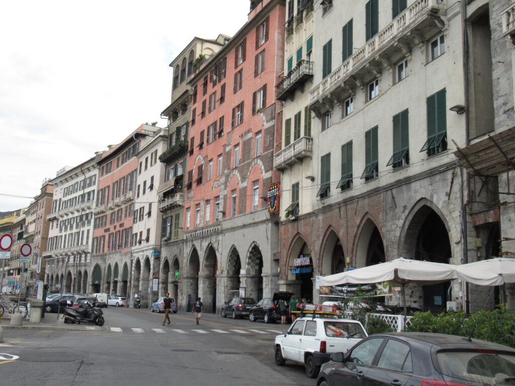 Il fronte porticato di Via di Sottoripa a Genova con le arcate medievali