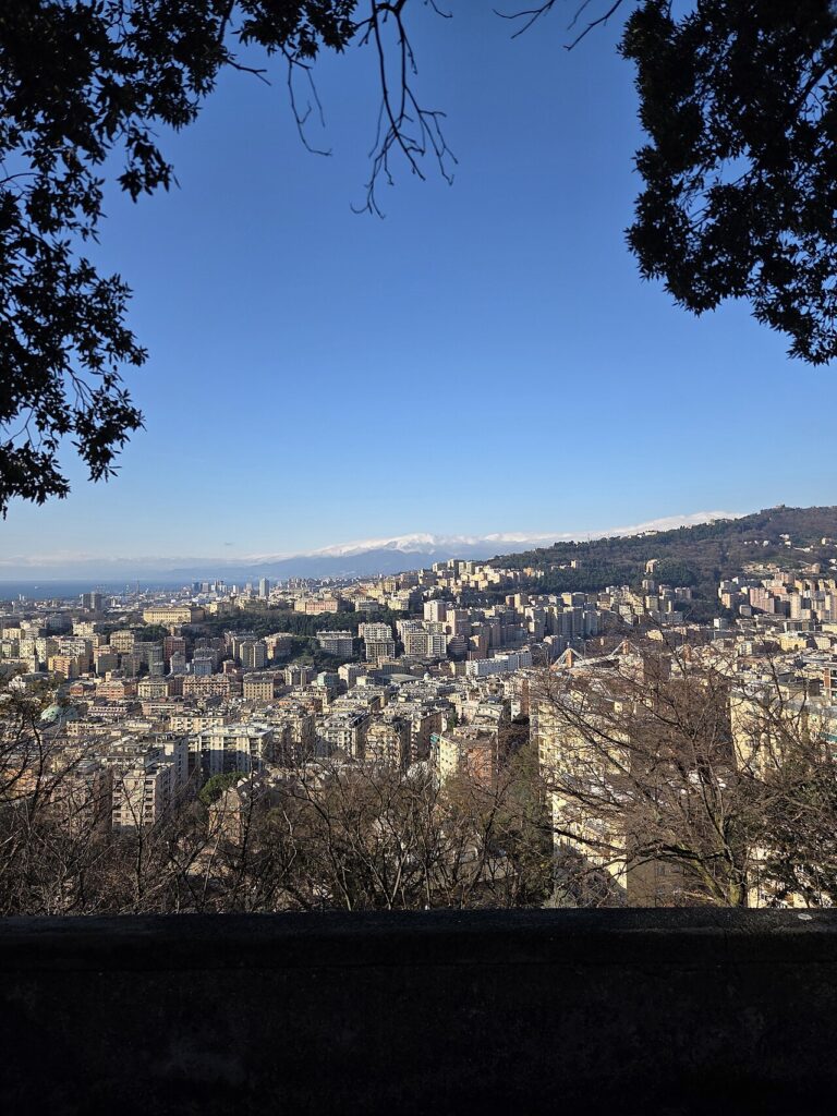 Vicolo del centro storico di Genova, simbolo della crescita turistica nei mesi di bassa e media stagione