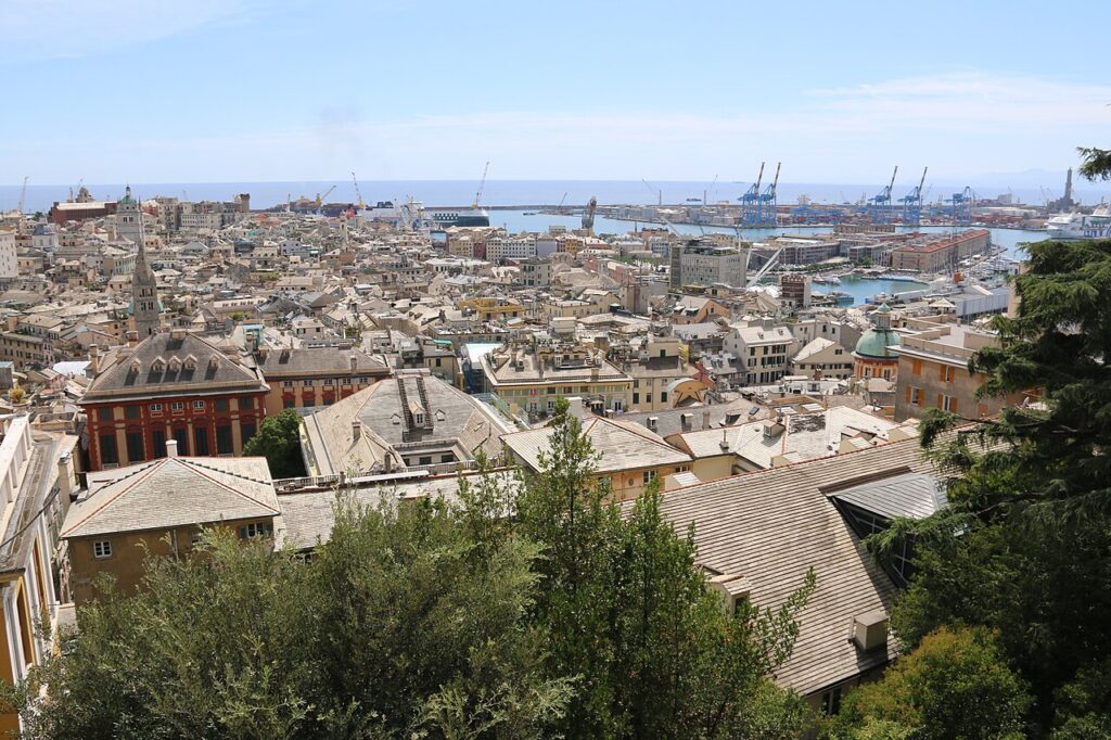 Appartamento arredato con postazione di lavoro, tipico delle soluzioni per nomadi digitali e relocation