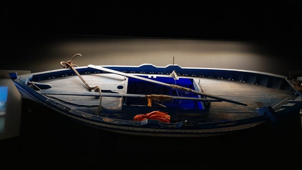 Barca da pesca tradizionale in legno esposta al Galata Museo del Mare