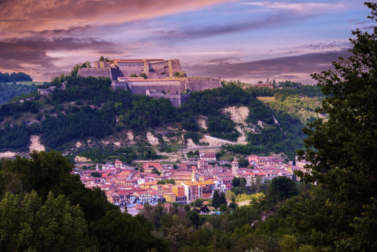 Il borgo di Gavi e il suo forte al tramonto, tra le colline del Piemonte
