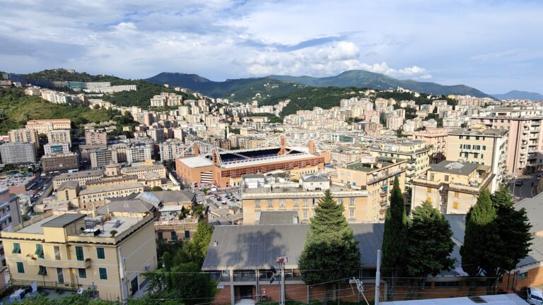 Lo stadio Luigi Ferraris e il quartiere Marassi visti dall'alto, con le colline della Val Bisagno sullo sfondo