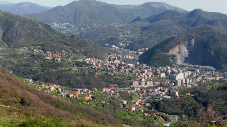 Panorama della Val Bisagno con Molassana nel fondovalle, tra i versanti verdi e i crinali appenninici