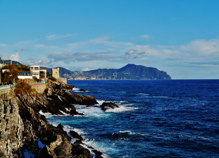 La costa rocciosa di Nervi a Genova con il mare aperto del Golfo e il promontorio di Portofino sullo sfondo