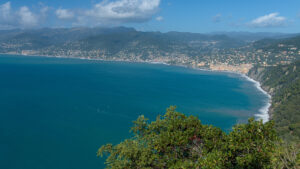 Il Golfo Paradiso e Camogli visti dal sentiero costiero delle Batterie, sopra Punta Chiappa