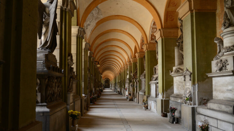 Porticato monumentale di Staglieno con statue e volte affrescate, Genova