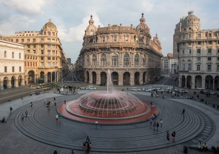 Piazza De Ferrari a Genova con la fontana all'ora dorata