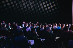 Delegati a un congresso in sala conferenze, il turismo business che riempie le camere fuori stagione