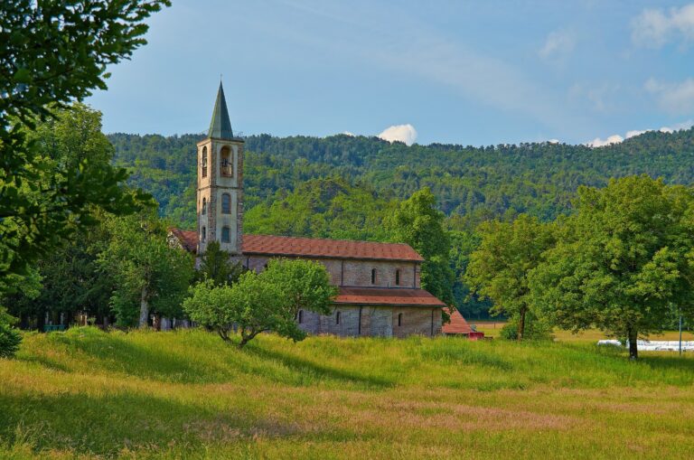 Abbazia di Tiglieto immersa nei boschi dell'Appennino ligure, con il campanile e i prati circostanti