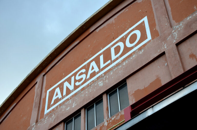 Insegna storica Ansaldo sulla facciata di un capannone dello stabilimento di Genova