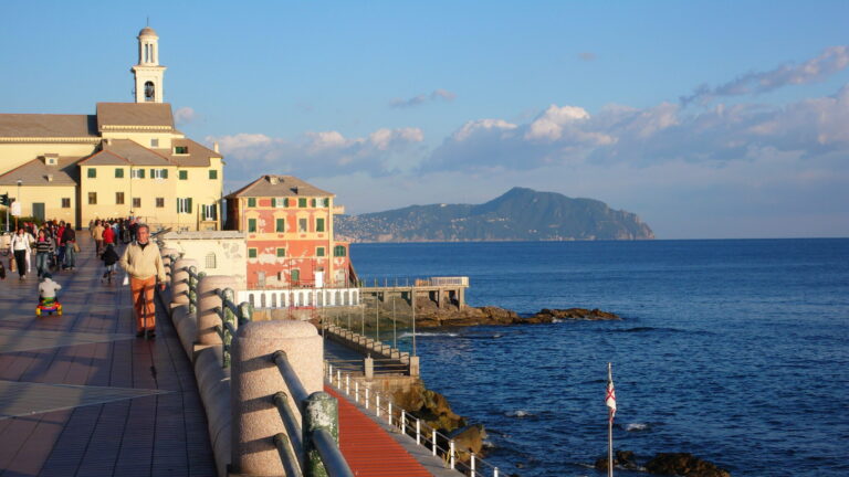 Il lungomare di corso Italia a Genova verso Boccadasse, con la chiesa di Sant'Antonio e il promontorio di Portofino sullo sfondo