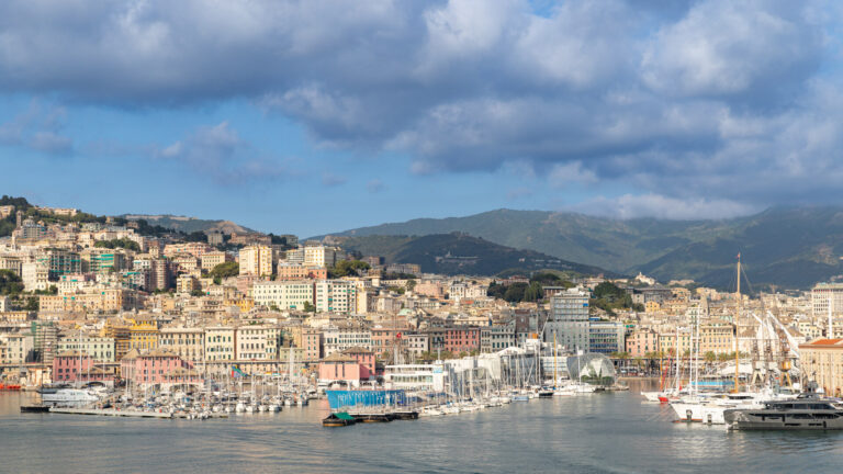 Panorama del Porto Antico di Genova con i palazzi del centro storico e le colline alle spalle