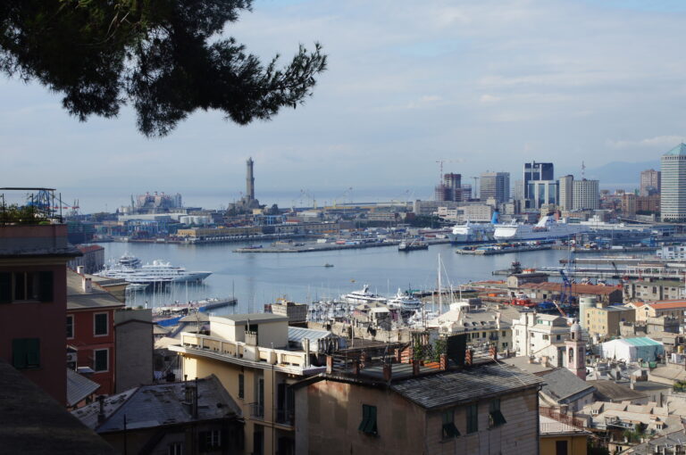 Il porto di Genova e la Lanterna visti dalla Spianata di Castelletto