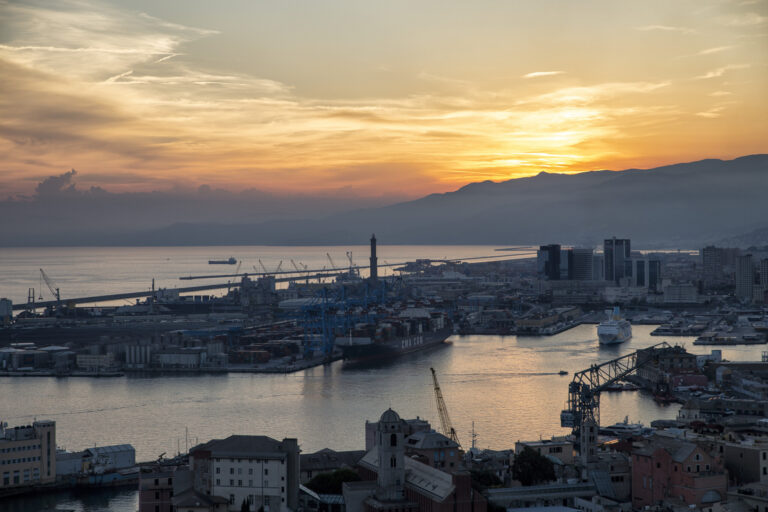 Panorama di Genova al tramonto con la Lanterna e il porto visti dall'alto