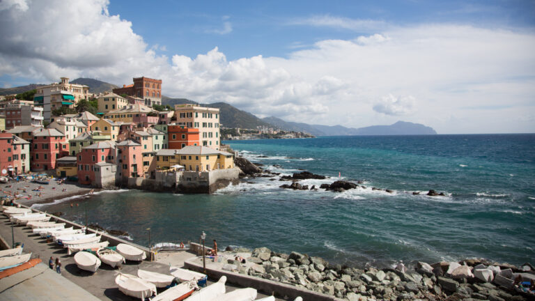 Il borgo di Boccadasse e il mare aperto verso il monte di Portofino