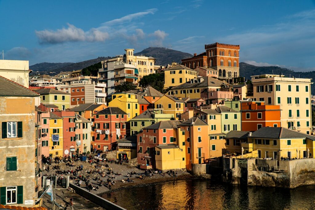 Case colorate sul mare in un quartiere residenziale di Genova