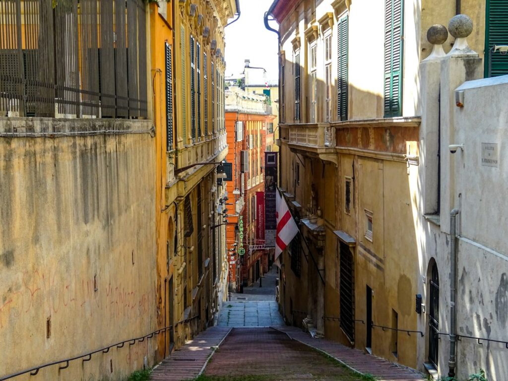 Un caruggio del centro storico di Genova con i tipici palazzi colorati
