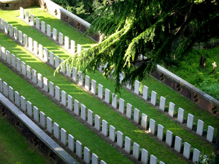 Le terrazze del Cimitero degli Inglesi a Staglieno, con le file di lapidi bianche dei caduti del Commonwealth fra prato e muretti di mattoni