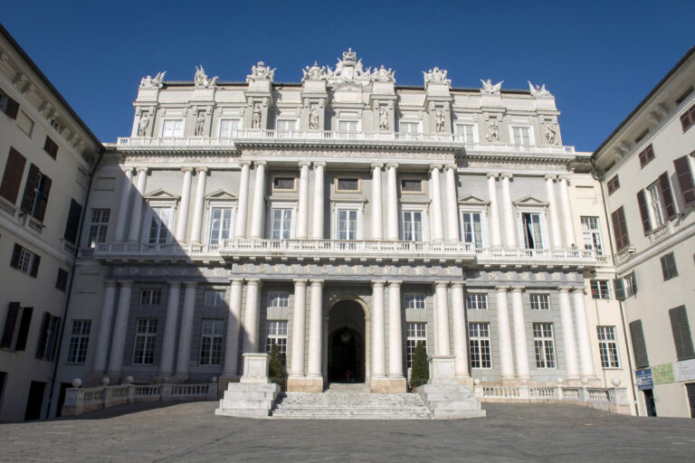 La facciata di Palazzo Ducale su piazza Matteotti a Genova