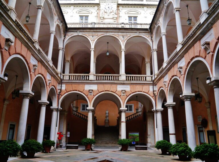 Cortile porticato di Palazzo Doria Tursi in via Garibaldi a Genova