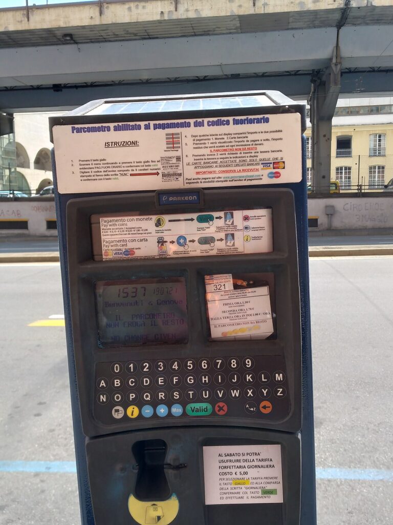 Parcometro per la sosta a pagamento in una strada di Genova