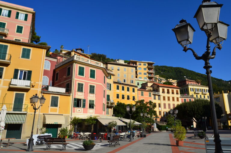 Le facciate colorate delle case su piazza XXVII Dicembre a Zoagli